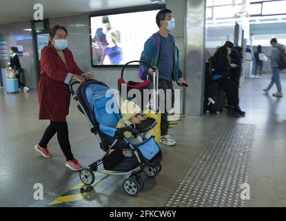 Pékin, Chine. 30 avril 2021. Les parents marchent avec leurs enfants à la gare ouest de Beijing. La population de la Chine continue de croître depuis 2020, a déclaré jeudi le Bureau national de statistique (NBS). Les données spécifiques seront publiées dans le 7e bulletin national de recensement de la population, a déclaré le NBS dans une brève déclaration sur son site Web. Le 7e recensement national de la population a été lancé en novembre de l'année dernière. Crédit : SOPA Images Limited/Alamy Live News Banque D'Images