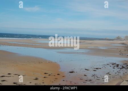 Plage de Jersey plages sable eau de sable terre côte roche côtière roches bleues eaux de masse nuages ciel de masse mers agitées vide sol place été inondé Banque D'Images