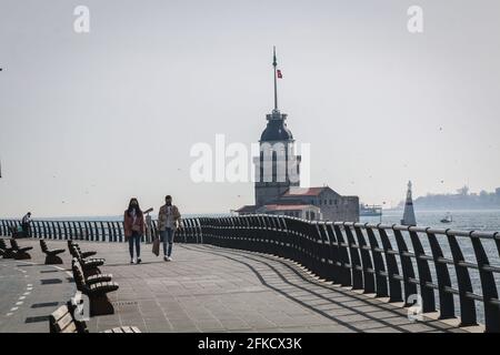 Istanbul, Turquie. 30 avril 2021. La promenade d'Uskudar, où apparaît la Tour de la Maiden en arrière-plan, vue presque vide et déserté. Le gouvernement turc a approuvé une fermeture complète de trois semaines, qui durera jusqu'au 17 mai, pour réduire la hausse des cas de coronavirus. Le premier jour de cette fermeture, les rues étaient presque vides. (Photo de Hakan Akgun/SOPA Images/Sipa USA) crédit: SIPA USA/Alay Live News Banque D'Images