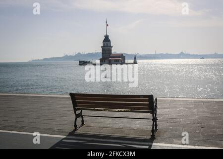 Istanbul, Turquie. 30 avril 2021. La promenade d'Uskudar, où apparaît la Tour de la Maiden en arrière-plan, vue presque vide et déserté. Le gouvernement turc a approuvé une fermeture complète de trois semaines, qui durera jusqu'au 17 mai, pour réduire la hausse des cas de coronavirus. Le premier jour de cette fermeture, les rues étaient presque vides. (Photo de Hakan Akgun/SOPA Images/Sipa USA) crédit: SIPA USA/Alay Live News Banque D'Images