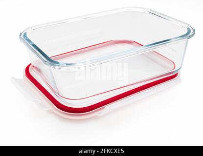 Vider et ouvrir le verre tupperware. Isolé sur fond blanc. Banque D'Images