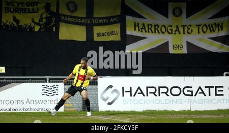 Brendan Kiernan, de Harrogate Town, célèbre son tour de chapeau et son quatrième but du match de la Sky Bet League Two au stade Envirovent, à Harrogate. Date de la photo: Vendredi 30 avril 2021. Banque D'Images