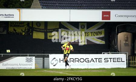 Brendan Kiernan, de Harrogate Town, célèbre son tour de chapeau et son quatrième but du match de la Sky Bet League Two au stade Envirovent, à Harrogate. Date de la photo: Vendredi 30 avril 2021. Banque D'Images