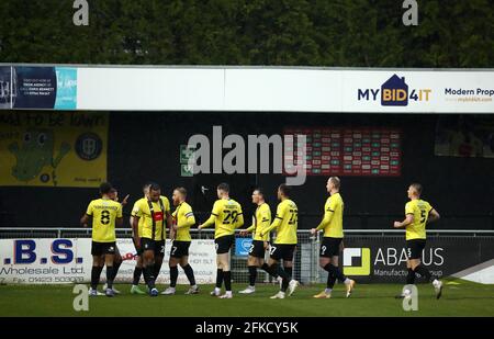 Brendan Kiernan de Harrogate Town célèbre son tour de chapeau et son quatrième but du jeu avec ses coéquipiers lors du match Sky Bet League Two au stade Envirovent, à Harrogate. Date de la photo: Vendredi 30 avril 2021. Banque D'Images