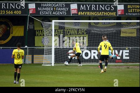 Brendan Kiernan de Harrogate Town marque son tour de chapeau et son quatrième but du match de la Sky Bet League Two au stade Envirovent, à Harrogate. Date de la photo: Vendredi 30 avril 2021. Banque D'Images