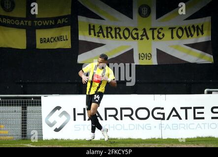 Brendan Kiernan, de Harrogate Town, célèbre son tour de chapeau et son quatrième but du match de la Sky Bet League Two au stade Envirovent, à Harrogate. Date de la photo: Vendredi 30 avril 2021. Banque D'Images