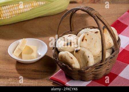 Savoureux arepas de maïs; cuisine typique de la région d'Antioquia en Colombie. Banque D'Images