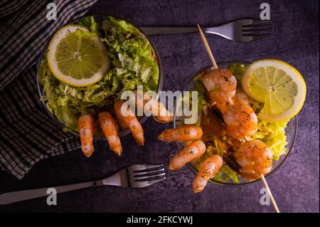 Délicieux cocktail de crevettes fraîchement cuisiné servi dans un restaurant touristique tropical dans un verre avec décoration de crevettes et saupoudrer d'aneth, lemo Banque D'Images