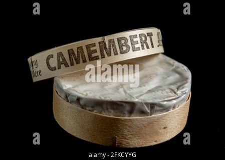 Andorre, la Vella, Andorre : 2021 avril 30 : fromage Camembert en fond noir en studio. Banque D'Images