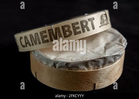 Andorre, la Vella, Andorre : 2021 avril 30 : fromage Camembert en fond noir en studio. Banque D'Images