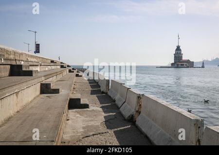 Istanbul, Turquie. 30 avril 2021. La promenade d'Uskudar, où apparaît la Tour de la Maiden en arrière-plan, vue presque vide et déserté. Le gouvernement turc a approuvé une fermeture complète de trois semaines, qui durera jusqu'au 17 mai, pour réduire la hausse des cas de coronavirus. Le premier jour de cette fermeture, les rues étaient presque vides. Crédit : SOPA Images Limited/Alamy Live News Banque D'Images