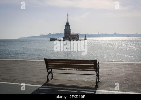 Istanbul, Turquie. 30 avril 2021. La promenade d'Uskudar, où apparaît la Tour de la Maiden en arrière-plan, vue presque vide et déserté. Le gouvernement turc a approuvé une fermeture complète de trois semaines, qui durera jusqu'au 17 mai, pour réduire la hausse des cas de coronavirus. Le premier jour de cette fermeture, les rues étaient presque vides. Crédit : SOPA Images Limited/Alamy Live News Banque D'Images