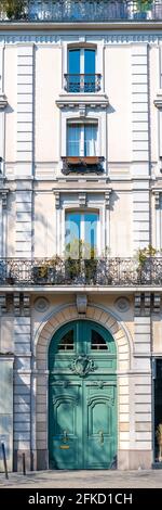 Paris, une ancienne porte en bois, bâtiment typique du centre Banque D'Images