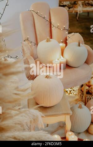 Italie, Toscane, Arezzo, bougies allumées et citrouilles sur les chaises Banque D'Images