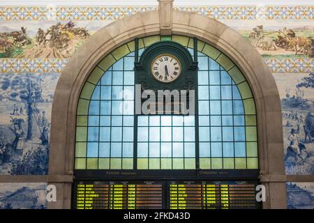 Portugal, Porto, horloge et tuiles à la gare historique de Sao Bento Banque D'Images