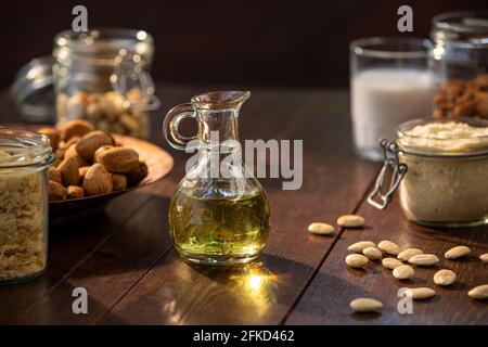 Espagne, Baléares, huile et amandes sur table en bois Banque D'Images