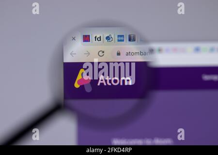 New York, Etats-Unis - 26 avril 2021 : logo de la société Atom Bank gros plan sur la page du site Web, éditorial Banque D'Images