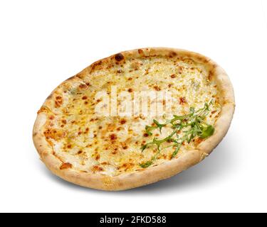 Pizza isolée, leva sur fond blanc avec ombre. Délicieuse pizza italienne avec fromage, sauce tomate et autres garnitures. Banque D'Images