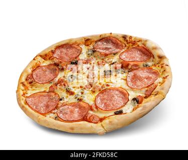 Pizza isolée, leva sur fond blanc avec ombre. Délicieuse pizza italienne avec fromage, sauce tomate et autres garnitures. Banque D'Images