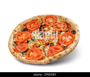 Pizza isolée, leva sur fond blanc avec ombre. Délicieuse pizza italienne avec fromage, sauce tomate et autres garnitures. Banque D'Images