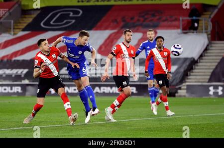 Jonny Evans, de Leicester City, marque le premier but de son équipe lors du match de la Premier League au St. Mary's Stadium, Southampton. Date de la photo: Vendredi 30 avril 2021. Banque D'Images
