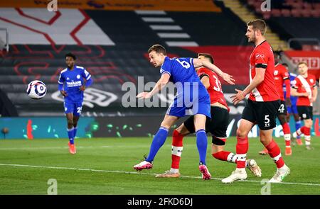 Jonny Evans, de Leicester City, marque le premier but de son équipe lors du match de la Premier League au St. Mary's Stadium, Southampton. Date de la photo: Vendredi 30 avril 2021. Banque D'Images