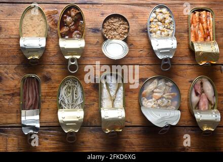 ensemble de canettes avec poisson et fruits de mer sur fond de bois Banque D'Images