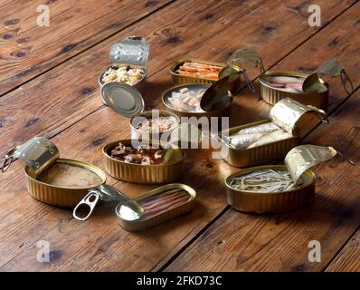 ensemble de canettes avec poisson et fruits de mer sur fond de bois, Banque D'Images