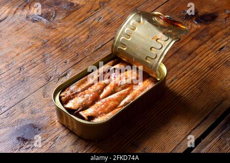 vue de dessus d'une conserve de sardines avec sauce tomate sur fond en bois Banque D'Images