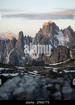 Panorama alpin du rifugio Lavaredo en face du groupe de montagnes Cadini di Misurina vu du sommet de Tre Cime à Sexten Dolomites Belluno, Sou Banque D'Images