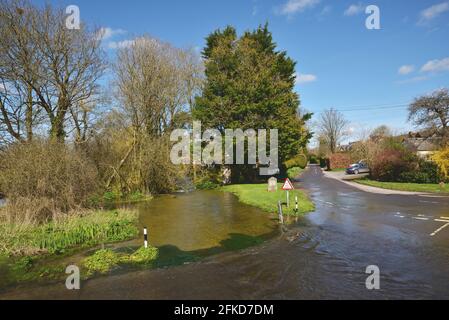 La rivière Tarrant à Tarrant Monkton, Dorset. La rivière est élevée après de récentes pluies abondantes et prolongées. Banque D'Images