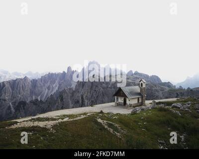 Panorama alpin de la chapelle de montagne Cappella degli Alpini en face Du groupe de gamme Cadini di Misurina de Tre Cime di Sommet de Lavaredo à Sexten do Banque D'Images