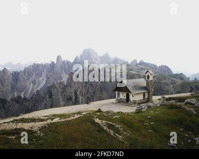 Panorama alpin de la chapelle de montagne Cappella degli Alpini en face Du groupe de gamme Cadini di Misurina de Tre Cime di Sommet de Lavaredo à Sexten do Banque D'Images