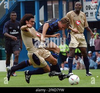 PORTSMOUTH V CHELSEA. JESPER GRONKJAER DE CHELSEA S'EMMÊLE À FRÉDÉRIC BRANDO DE PORTSMOUTH, MIKE WALKER, 2002 Banque D'Images