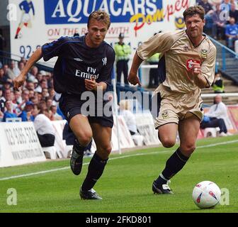 PORTSMOUTH V CHELSEA. LE JESPER GRONKJAER DE CHELSEA PREND LA PHOTO MIKE WALKER, ARJAN DE ZEEUW DE PORTSMOUTH, 2002 Banque D'Images