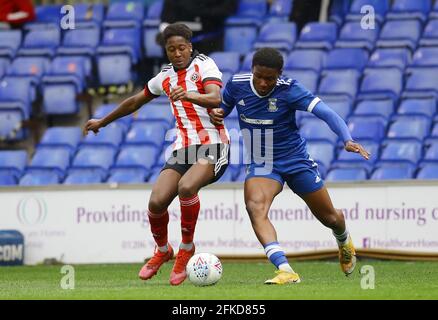 Ipswich, Angleterre, le 30 avril 2021. Andre Brooks, de Sheffield Utd, s'attaque à Edwin Agbaje, de la ville d'Ipswich, lors du match de la coupe anglaise de la jeunesse de la FA, à Portman Road, à Ipswich. Le crédit photo devrait se lire: David Klein / Sportimage crédit: Sportimage / Alay Live News Banque D'Images