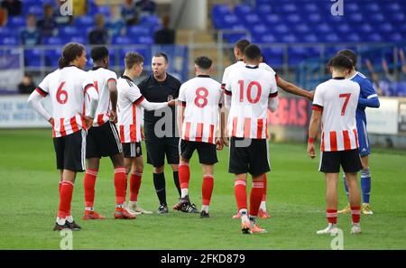 Ipswich, Angleterre, le 30 avril 2021. Oliver Arblaster, de Sheffield Utd, dirige la manifestation contre l'arbitre Robert Massey Ellis lors du match de la coupe de jeunesse de la FA anglaise à Portman Road, Ipswich. Le crédit photo devrait se lire: David Klein / Sportimage crédit: Sportimage / Alay Live News Banque D'Images