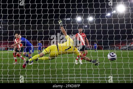 Jonny Evans, de Leicester City, marque le premier but de son équipe lors du match de la Premier League au St. Mary's Stadium, Southampton. Date de la photo: Vendredi 30 avril 2021. Banque D'Images