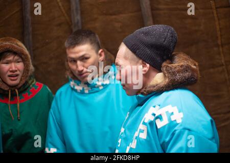 Kogalym, Russie-31.03.2018: Jeunes Khanty en costumes traditionnels nationaux dans un chum le jour de la fête du troupeau de rennes Banque D'Images