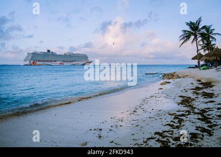 Oranjestad, Aruba Mars 2021, bateau de croisière à la plage de l'île d'Aruba Banque D'Images