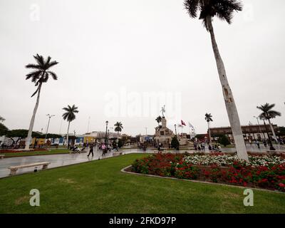 Vue panoramique sur la place principale du parc de la ville centrale verdoyante Plaza de Armas à Trujillo la Libertad, Pérou Amérique du Sud Banque D'Images