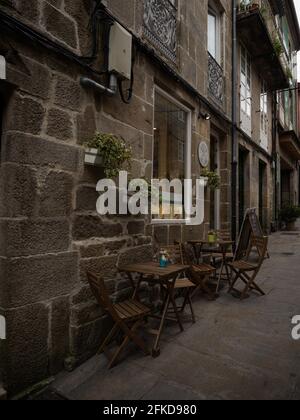 Maison en pierre en pierre de style ancien et charmant mur de façade Cette décoration comprend une chaise en bois et une table à Tui Pontevedra en Galice Espagne Europe Banque D'Images