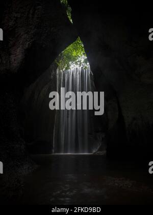 Panorama à longue exposition de la forêt tropicale secret caché gemme grotte Cascade du canyon Tukad Cepung à Bali Indonésie Asie du Sud-est Banque D'Images