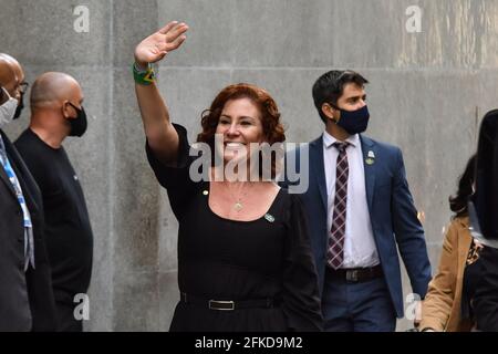 SÃO PAULO, SP - 30.04.2021: JAIR BOLSONARO PARTICIPAA DE LEILÃO NA B3 - Carla Zambelli, (PSL) député fédéral a participé à Leiao da Cedae, (compagnie nationale d'eau et d'égout de Rio de Janeiro) ce vendredi, (30) à B3, à São Paulo. L'entourage a été reçu par des manifestants qui ont attaqué des œufs et est resté jusqu'à la sortie. (Photo: Roberto Casimiro/Fotoarena) Banque D'Images