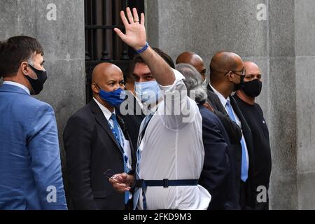 SÃO PAULO, SP - 30.04.2021: JAIR BOLSONARO PARTICIPAA DE LEILÃO NA B3 - le sénateur Flávio Bolsonaro, (Républicains) a participé à Leiao da Cedae, (compagnie nationale de l'eau et des égouts de Rio de Janeiro) ce vendredi, (30) à B3, à São Paulo. L'entourage a été reçu par des manifestants qui ont attaqué des œufs et est resté jusqu'à la sortie. (Photo: Roberto Casimiro/Fotoarena) Banque D'Images