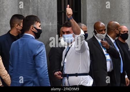 SÃO PAULO, SP - 30.04.2021: JAIR BOLSONARO PARTICIPAA DE LEILÃO NA B3 - le sénateur Flávio Bolsonaro, (Républicains) a participé à Leiao da Cedae, (compagnie nationale de l'eau et des égouts de Rio de Janeiro) ce vendredi, (30) à B3, à São Paulo. L'entourage a été reçu par des manifestants qui ont attaqué des œufs et est resté jusqu'à la sortie. (Photo: Roberto Casimiro/Fotoarena) Banque D'Images