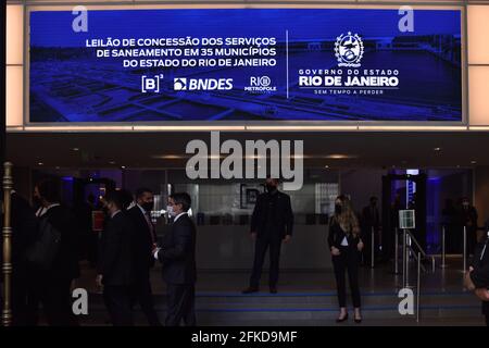 SÃO PAULO, SP - 30.04.2021: JAIR BOLSONARO PARTICIPAA DE LEILÃO NA B3 - le Président de la République Jair Bolsonaro, (sans parti) a participé à Leiao da Cedae, (Compagnie nationale des eaux et des égouts de Rio de Janeiro) ce vendredi, (30) à B3, à São Paulo. La délégation a été reçue par des manifestants qui ont attaqué des œufs et sont restés jusqu'à ce que le président quitte, qui ne voulait pas parler à la presse. (Photo: Roberto Casimiro/Fotoarena) Banque D'Images