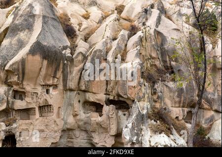 Belle photo panoramique de Cappadoce, Goereme, Turquie par une journée nuageux Banque D'Images