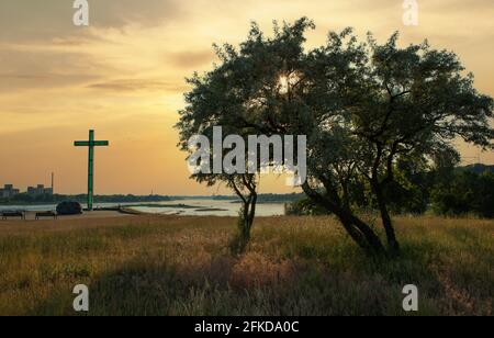 Pologne, Wloclawek - 26 mai 2019 Croix en Wloclawek le prêtre Jerzy Popieluszko traverse le monument commémoratif près du barrage de Wloclawek. Banque D'Images