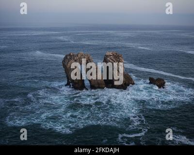 Vue panoramique sur la pile de la formation rocheuse Urro del Manzano Pont d'arche naturel à Liencres Arnia Costa Quebrada Biscay atlantique ocean Santander Cantab Banque D'Images